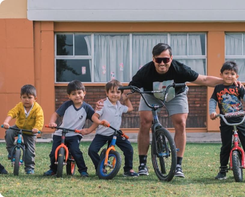 Niños en bicicletas durante actividades de After School