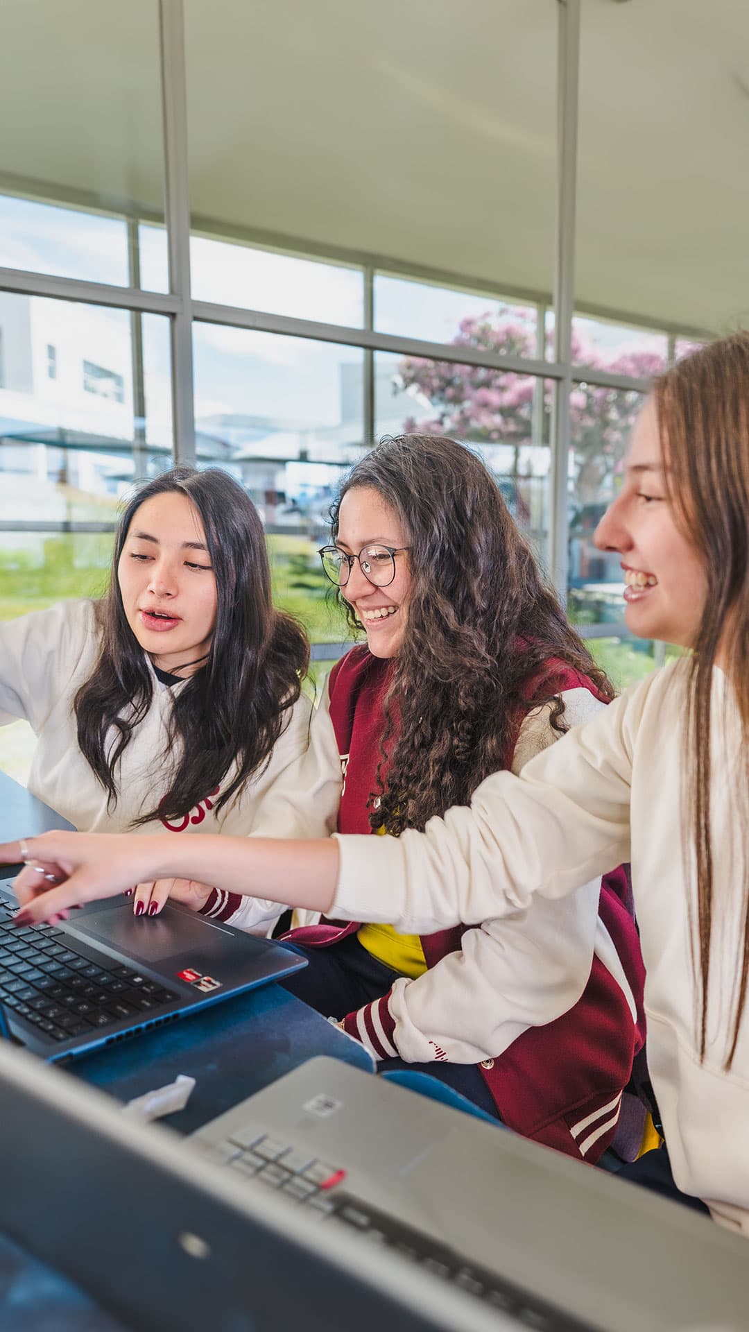 Estudiantes con certificados y medallas