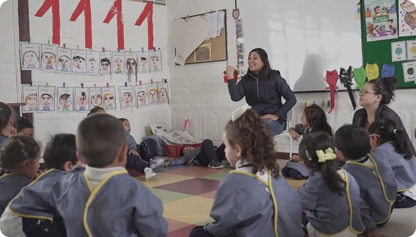 Maestra con niños en el aula del preescolar