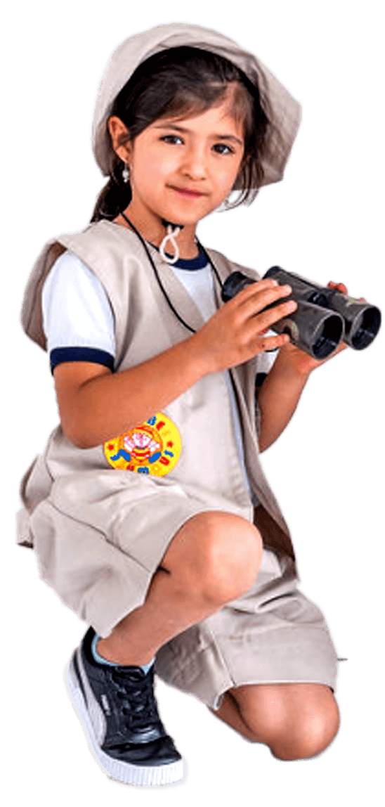 Estudiante con binoculares - Admisiones