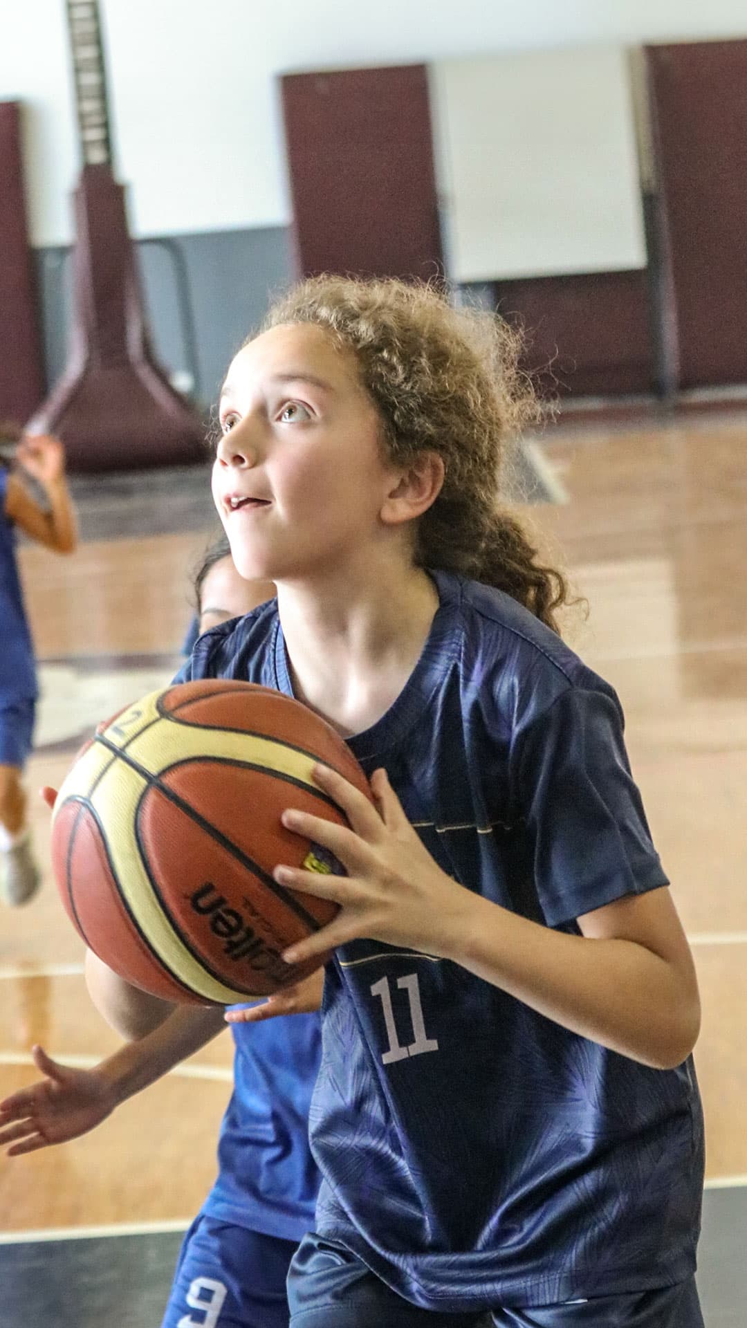 Estudiantes en cancha deportiva