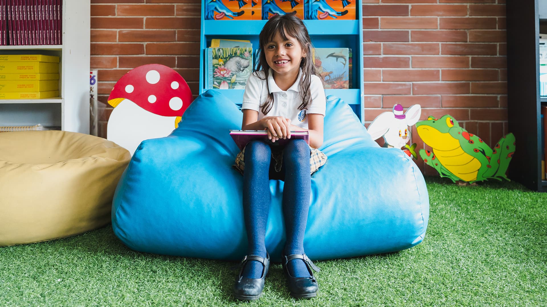 Estudiante de primaria dibujando en el aula
