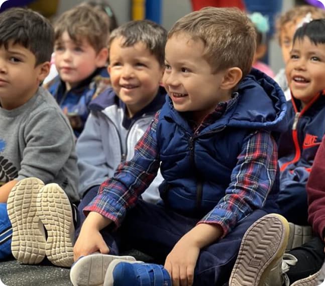Niños pequeños en actividades de Maternal y Guardería