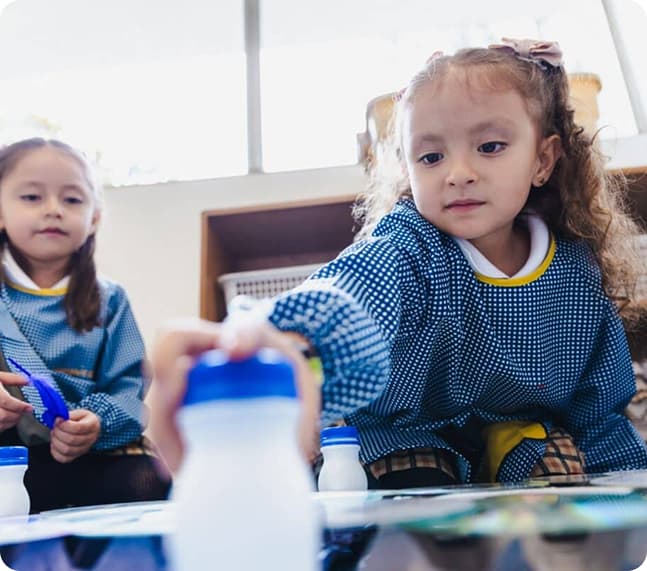 Niñas en actividades de Primer Grado